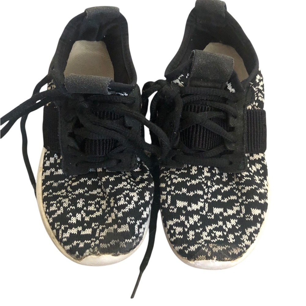 Links Size 10 Kids Black and White Sneakers